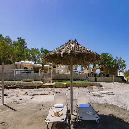 Vila Almirikia *